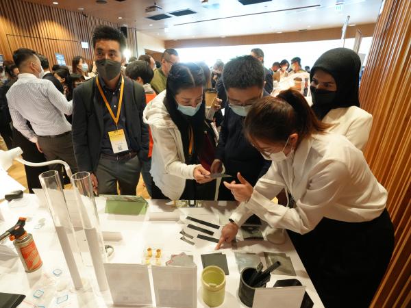 Hundreds of attendants from business, industrial, academic and technology sectors explore the inventions spanning four strategic research areas displayed at the HKUST Industry Engagement Day