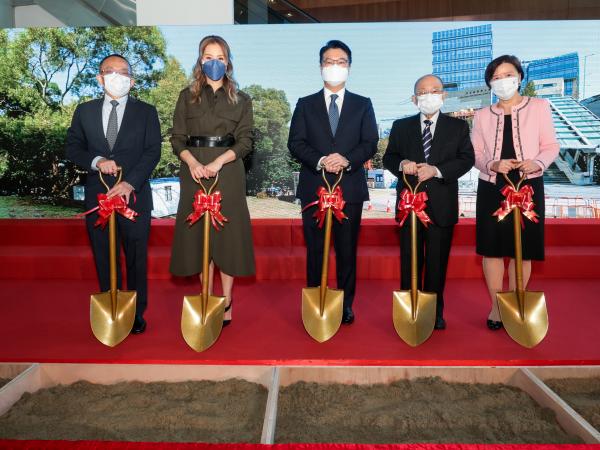 Dr. Martin LEE, Chairman of Henderson Land Group (middle) and Mrs. Cathy CHUI LEE (second left); Dr. John CHAN, HKUST Court Chairman (second right), Prof. Nancy IP, HKUST President (first right), and Prof. Tim CHENG, HKUST Vice President for Research and Development (first left), preside over the groundbreaking ceremony of Martin Ka Shing Lee Innovation Building.