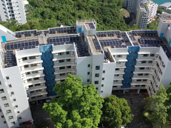 为推进科大至2028年的耗电量较2014基准年降低15%的目标，科大建设了香港最大的太阳能发电系统之一。 