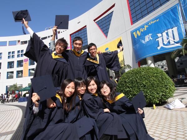 HKUST Biology major Taison Chang posing for graduation photo with classmates