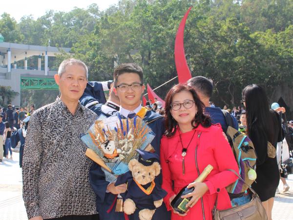 HKUST alumnus Kenny taking graduation photos with his parents