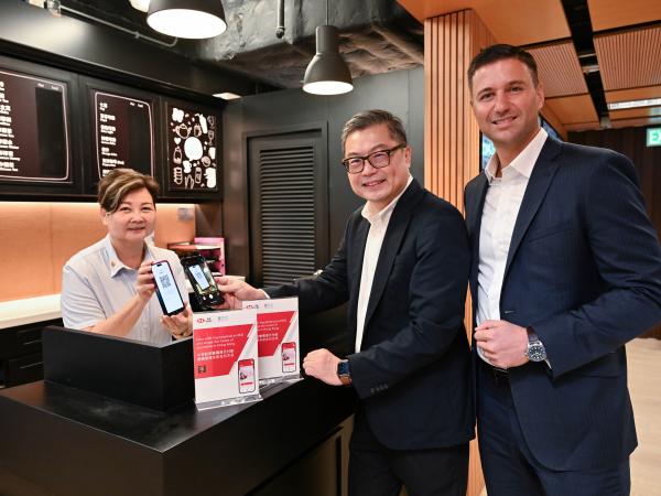 Pictured here are Prof. TAM Kar Yan, Dean of HKUST Business School (middle) and Bojan Obradović, Chief Digital Officer Hong Kong, HSBC at one of the participating canteens of Hypothetical e-HKD pilot in HKUST.