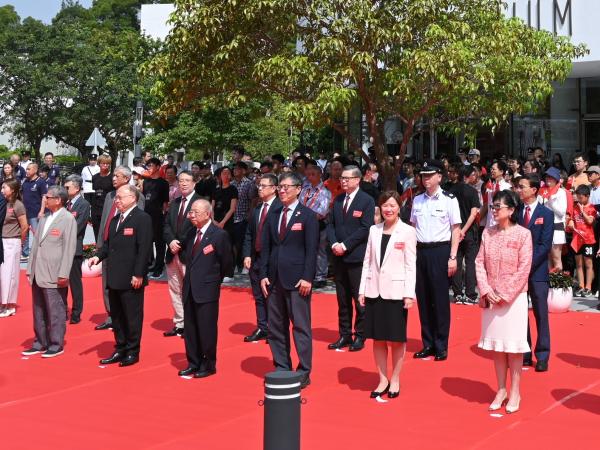 香港科技大学（科大）今早于校园举行升旗典礼。一众贵宾、大学高层管理人员及超过三百名观众共同见证升旗的庄严时刻。