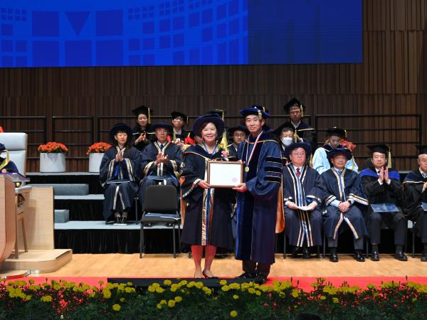 Prof. Nancy IP (left) presents the Michael G. Gale Medal for Distinguished Teaching to Prof. CHAN Mansun (right) of the Department of Electronic and Computer Engineering.