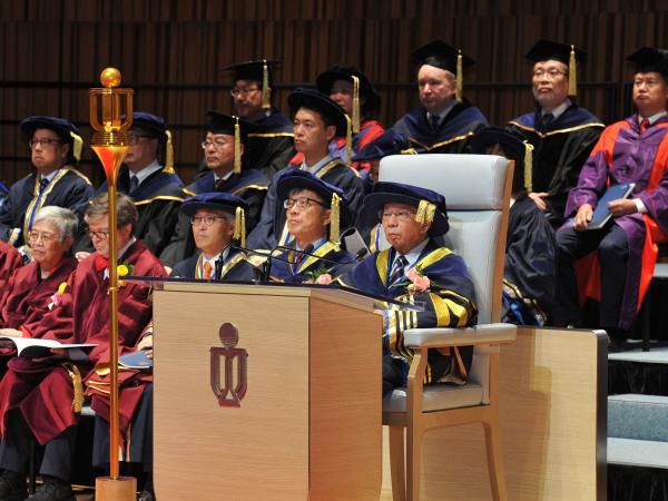 科大副监督陈祖泽博士(前排右一)为典礼担任主礼嘉宾，并向六位杰出学者及社会领袖颁授荣誉博士。
