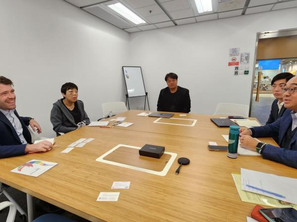 何辉博士与科大的知识转移办公室和创业中心团队交流。