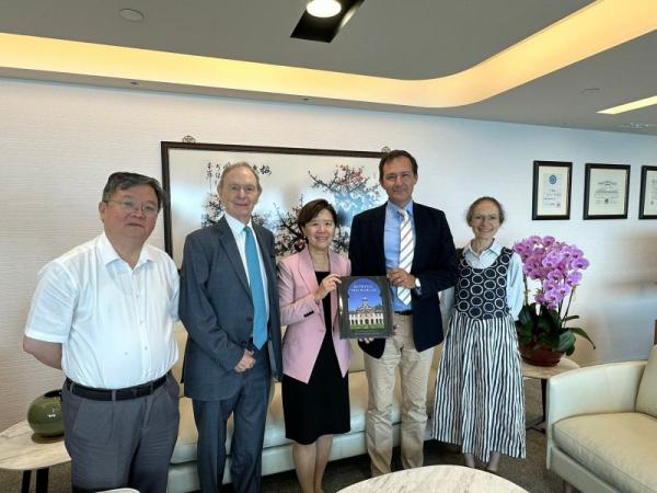 HKUST President Prof. Nancy IP (center) and HKUST Provost Prof. GUO Yike (first left) met with delegation from Emmanuel College of The University of Cambridge, led by Master Doug CHALMERS (second right).