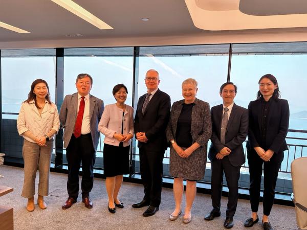 HKUST President Prof. Nancy IP (third left), HKUST Provost Prof. GUO Yike (second left) and other HKUST representatives met with the Imperial College London delegation led by President Prof. Hugh BRADY (center).