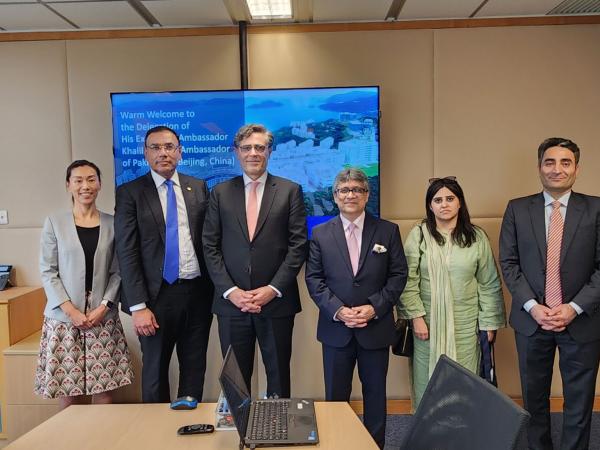 HKUST Acting Head of Public Policy Prof. Naubahar SHARIF (second left) and Director of Undergraduate Recruitment & Admissions Prof. Emily NASON (first left) had meeting with the delegation led by H.E. Khalil HASHMI (third left), Ambassador of the Islamic Republic of Pakistan to China.