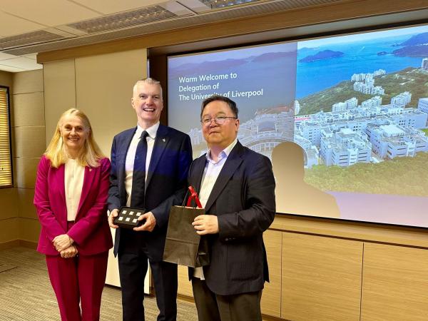 HKUST Provost Prof. GUO Yike (right) presented souvenirs to Vice-Chancellor Prof. Tim JONES (center) and Dean of Management School Prof. Julia BALOGUN (left) from the University of Liverpool.