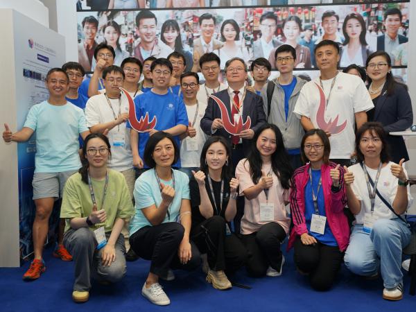 出席香港国际创科展2024的香港科技大学（科大）首席副校长兼香港生成式人工智能研发中心（HKGAI）主任郭毅可教授（中排右三），与HKGAI团队在摊位合照。