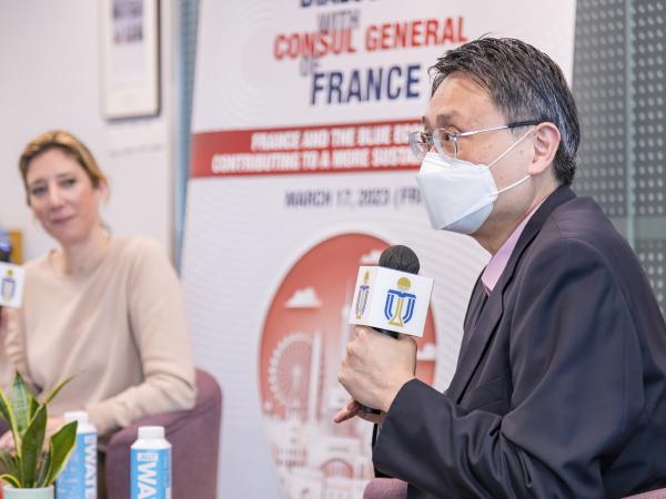 法国-香港科技大学创新科技中枢园主任杨经伦教授(右) 在全球对话系列研讨会强调了海洋治理、可持续基础设施和海洋研究的重要性。