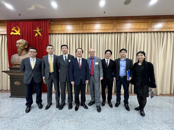 科大副校长(大学拓展)汪扬教授及科大代表团与越南科学和技术部部长黄成达合照留念。