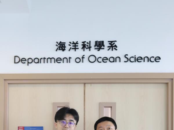 曾庆璐教授（右）及其中一位论文作者科大海洋科学系博士学生栗浩夫（左）展示原绿球藻样本。