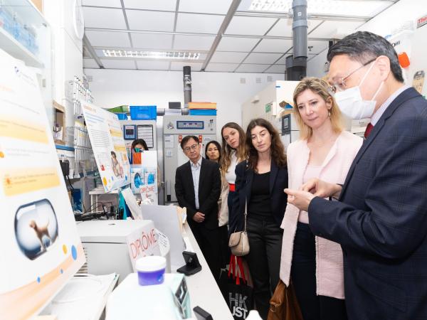 在法國-香港科技大學創新科技中樞園主任楊經倫教授(右一)的帶領下，杜麗緹總領事(右二) 及其代表團參觀科大環境科學健康與環境創新聯合實驗室。