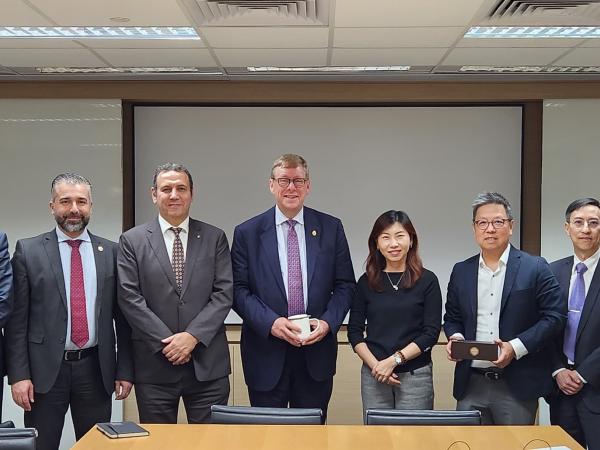 The American University of Sharjah Chancellor Dr. Tod LAURSEN (forth left) and his delegation meet with HKUST leaders including Associate Vice-President (Global Engagement & Communications) Ms. Daisy CHAN (forth right), Dean of Engineering Prof. Hong LO (third right) and Dean of Science Prof. Yung Hou WONG (second right).
