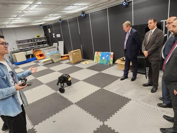 沙迦美國大學代表團參觀了科大鄭家純機器人研究院。