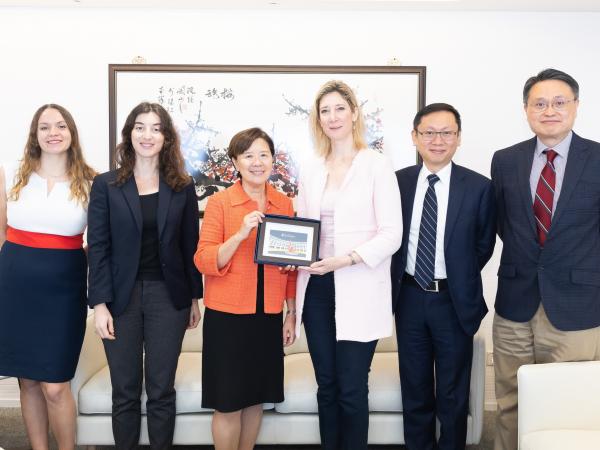 法國駐香港及澳門總領事杜麗緹(右三)及其代表團與科大校長葉玉如教授及多位學系教授會晤交流。