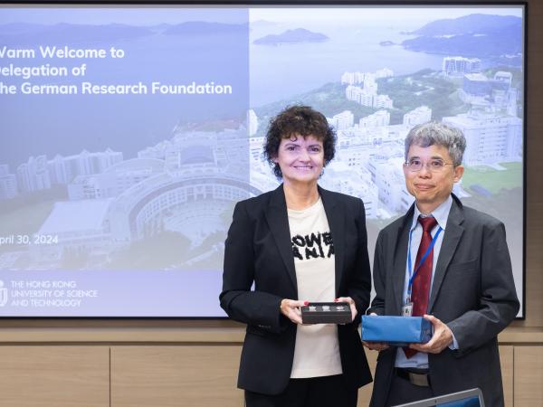 科大协理副校长(研究) 陈子庭教授 (右)与德国科学基金会Annette SCHMIDTMANN博士 (左)交换纪念品。