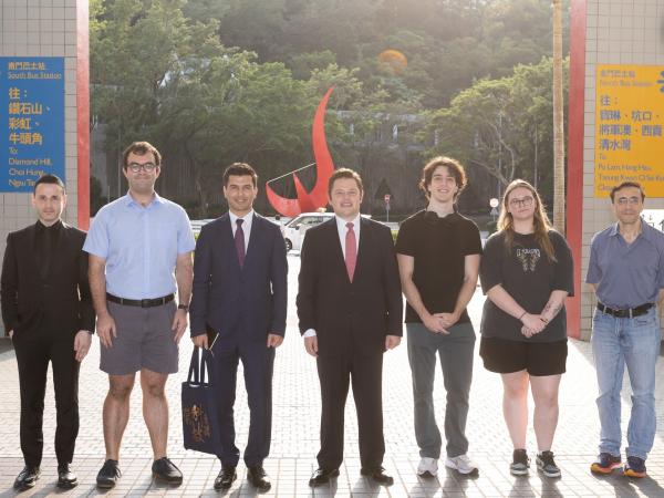 土耳其共和國駐香港總領事 Kerim EVCIN及其代表團在科大廣場紅鳥日晷標誌前留影。