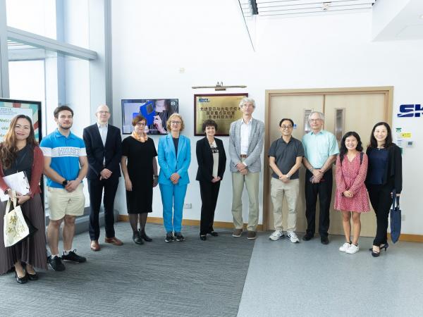 The German Research Foundation delegation tours the State Key Laboratory of Advanced Displays and Optoelectronics Technologies.