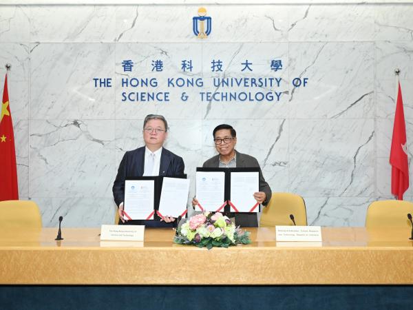 HKUST Provost Prof. GUO Yike (left) and Acting Head of the Education Financing Service Center at the Republic of Indonesia’s Ministry of Education, Culture, Research, and Technology, Mr. Abdul KAJAR (right), sign an agreement on the Indonesia Education Scholarship for Degree Program.
