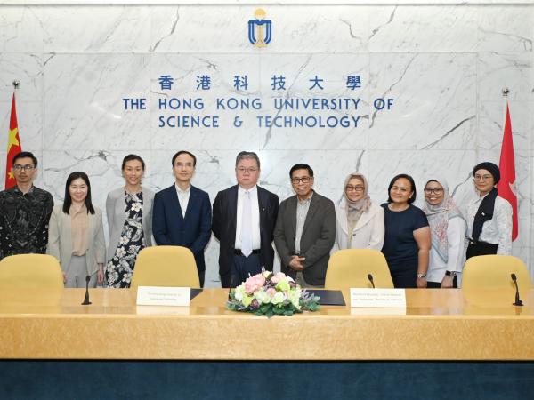 HKUST representatives including Prof. Guo Yike (fifth left), Associate Provost (Teaching & Learning) Prof. Jimmy FUNG (fourth left) and Director of Undergraduate Recruitment & Admissions Office Prof. Emily NASON (third left) welcome the Indonesian Government delegation.