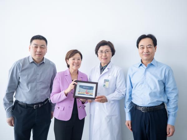 During her earlier visit at PUMCH, HKUST President Prof. Nancy Ip (second left) was received by the hospital’s Honorary President Prof. ZHAO Yupei (first right), President Prof. Zhang Shuyang (second right), and Vice President Prof. DU Bin (first left).