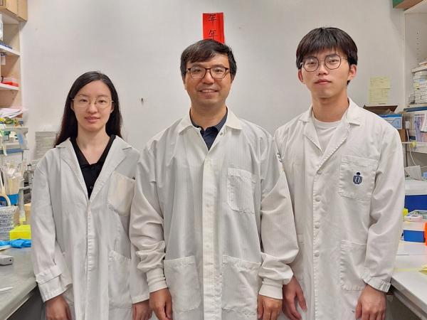 Prof. GUO Yusong (centre) and his research team at HKUST