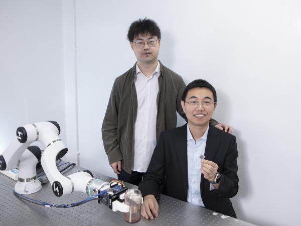獲選首批產學研1+計劃的「機器人靈巧操作終端」項目來自香港科技大學工學院研究團隊，由電子及計算機工程學系副教授申亞京（右） 率領，研究助理教授楊雄（左）擔任負責人。
