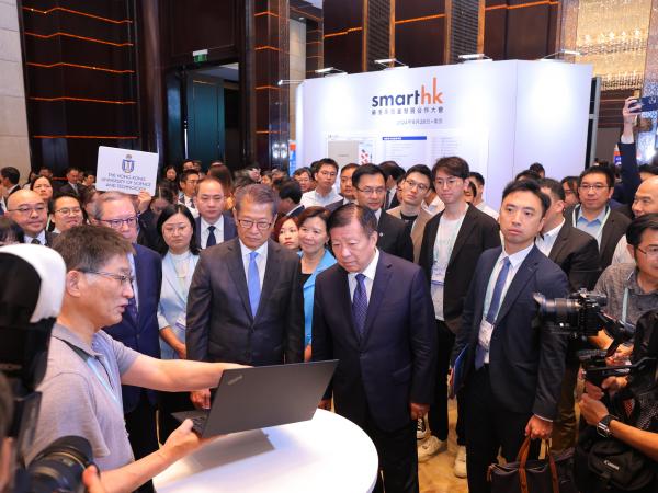 Prof. SUN Qingping of HKUST’s Department of Mechanical and Aerospace Engineering (holding a laptop in front) introduces the Zero-carbon Energy-saving Solid-state Elastocaloric Refrigeration Technology to guests. 