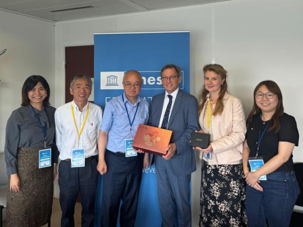 HKUST Vice-President for Institutional Advancement Prof. WANG Yang (third left) along with the HKUST delegation meet with Director for Future of Learning and Innovation Mr. Sobhi Tawil (third right) and Ms. Inga Nichanian (second right) from UNESCO UNITWIN/UNESCO Chairs Programme.