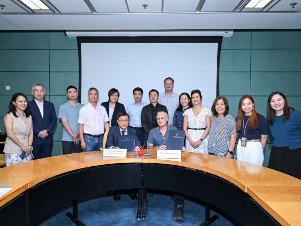 HKUST hosts an agreement signing ceremony with Ocean Park Corporation.