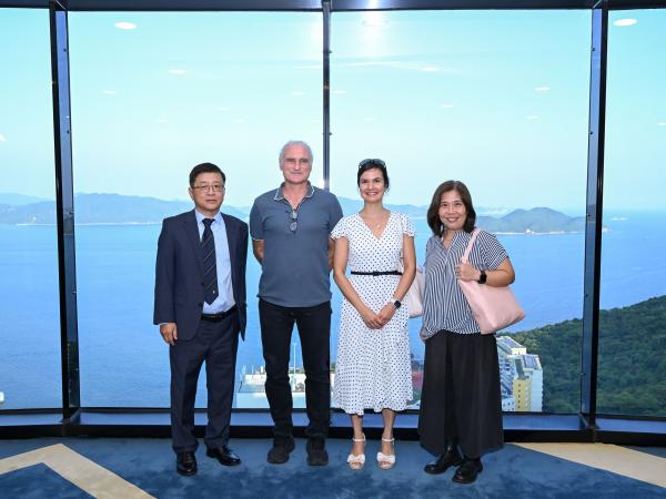 A group photo of HKUST Head of Department of Ocean Science Prof. Jianping GAN (first left) and representatives from Ocean Park Corporation. 