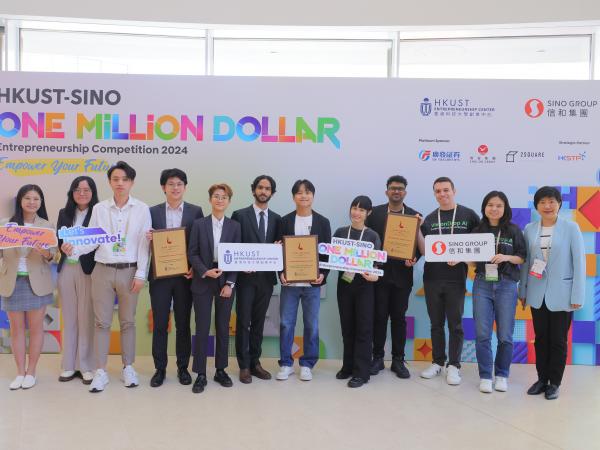 The competition includes a ‘Sustainability Impact Award’ to encourage startups to embrace the ESG (Environmental, Social, and Governance) principles. The award is presented by Ms. Vivian LEE, Group General Manager (Corporate Marketing & Communications, Sustainability) of Sino Group (1st from the right). 