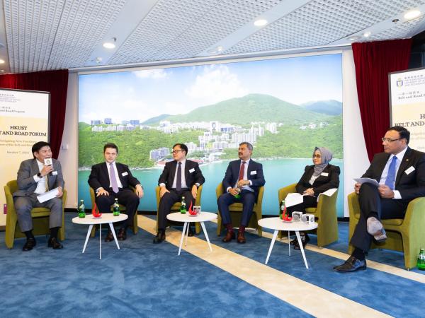 Five Consul Generals from Belt and Road countries - Mr. Chaturont CHAIYAKAM (first left), Consul General of Thailand; Mr. Kerim EVCIN (second left), Consul General of Turkiye; Mr. Muzambli MARKAM (third left), Consul General of Malaysia; Mr. Riaz SHAIKH (third right), Consul General of Pakistan; and Mrs. Endah YULIARTI (second right), Consul for Information and Socio-Cultural Affairs of Indonesia express their prospectives on the Belt and Road Initiative.