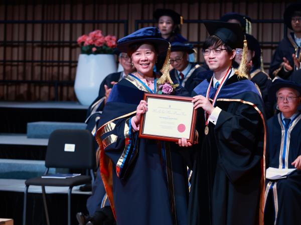 Prof. Nancy IP (left) presents the Michael G. Gale Medal for Distinguished Teaching to Prof. Frederick FONG Tsz-Ho (right) from the Department of Mathematics