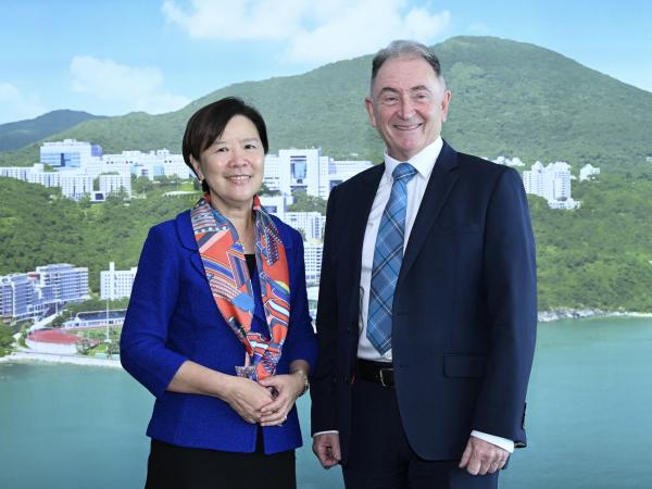 HKUST President Prof. Nancy IP (left) warmly welcomes the University of Strathclyde delegation led by Prof. Sir Jim MCDONALD (right), Principal and Vice-Chancellor.