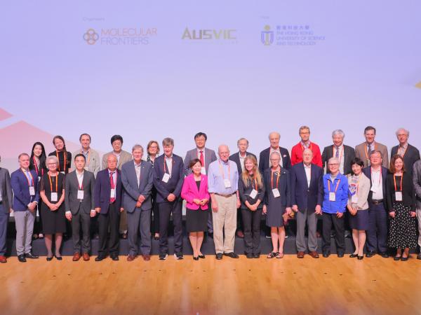 HKUST kicks off a prestigious three-day “Molecular Frontiers Symposium” today, showcasing a lineup of internationally renowned scientists including four Nobel laureates. A group photo of Prof. Nancy IP, HKUST President (eighth left, first row), Prof. Bengt NORDEN, Founding Chairman of the Molecular Frontiers Foundation (seventh left, first row), three Nobel laureates Sir Tim HUNT (sixth left, first row), Prof. K. Barry SHARPLESS (nineth right, first row), and Sir Gregory WINTER (sixth right, first row), Pro