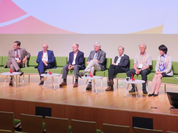 In a vibrant exchange session chaired by Prof. Lorie KARNATH, President of Molecular Frontiers Foundation (first right), renowned scientists (from left) Prof. ZHANG Feng, James and Patricia Poitras Professor of Neuroscience at Massachusetts Institute of Technology; Prof. Josiah “Jody” RICH, Professor of Medicine and Epidemiology at Brown University; Nobel laureate Prof. Stefan HELL; Nobel laureate Sir Gregory WINTER; Prof. Alan FERSHT, Professor of Yusuf Hamied Department of Chemistry at University of Cambr