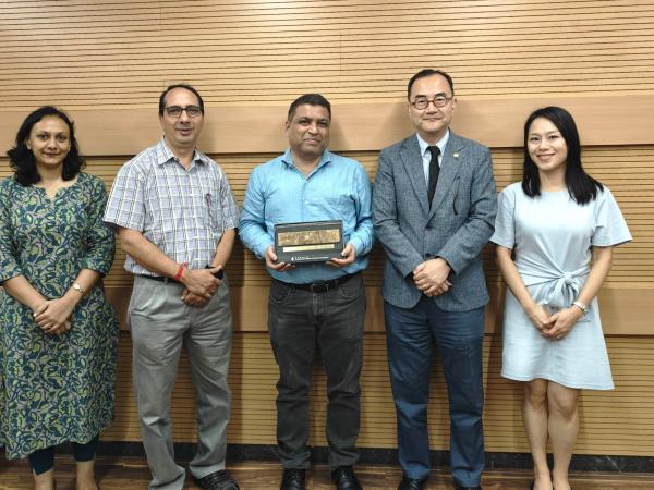 HKUST Associate Vice-President for Research and Development (Knowledge Transfer) Dr. SC Kim (second right) engages in discussions with senior leaders at IIT Bombay including Prof. Upendra BHANDARKAR(center), Associate Dean of Research and Development.