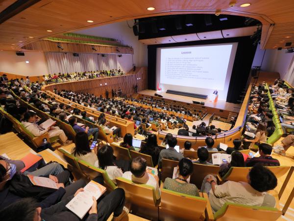 The star-studded event draws a full house to the HKUST Shaw Auditorium.