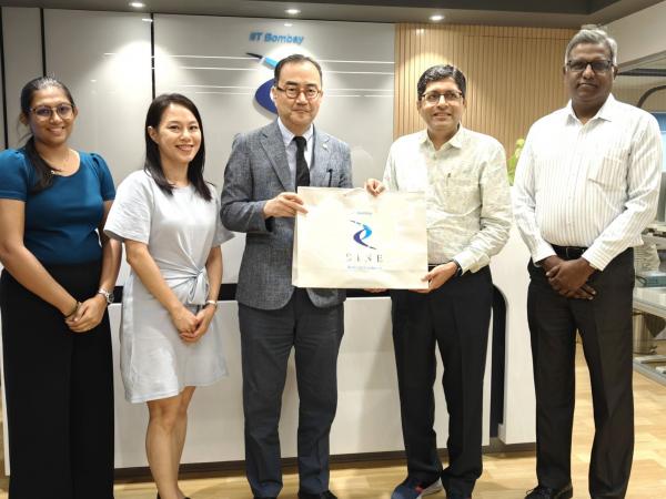 HKUST Associate Vice-President for Research and Development (Knowledge Transfer) Dr. SC Kim (center) engages in discussion with Prof. Santosh GHARPURE (second right), and Mr. Shaji VARGHESE (first right), Professor-in-charge and CEO of the Society for Innovation and Entrepreneurship (SINE).