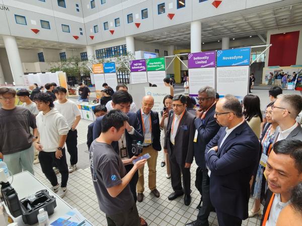 Representatives from the Entrepreneurship and Knowledge Transfer Offices of AUA member universities visit start-up booths founded by HKUST alumni and students.