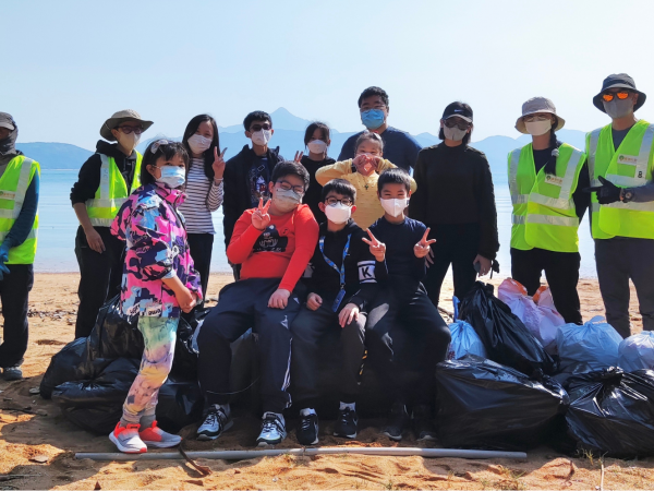 HKUST members took special leaves to take part in a beach clean-up initiative.  