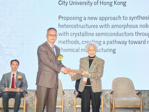 Herman Hu Chair Professor of Nanomaterials Professor Hua Zhang (left) from the Department of Chemistry, CityU, is one of the awardees of the Croucher Senior Research Fellowships 2025. 