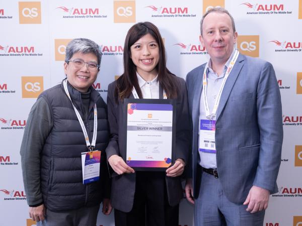 (From right) HKUST CEI’s Director Dr. Sean McMINN; Head of Professional Development Dr. Beatrice CHU; and Assistant Education Development Manager Ms. Karina YUEN receives a Silver Award in the “Blended and Presence Learning” category at this year’s QS Reimagine Education Awards ceremony in the UK. Among the team members also includes Senior Officer (Educational Evaluation) Mr. Eric YEUNG of CEI. 