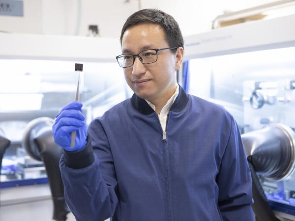 An expert in materials science, Prof. ZHOU Yuanyuan is leading his team to develop perovskite solar cells with high power conversion efficiency.