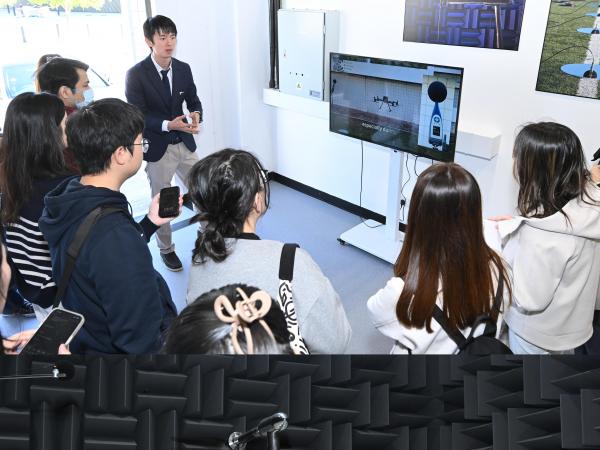 HKUST team showcases Hong Kong’s largest aerodynamic and acoustic laboratory to the media. Prof. ZHOU Peng (facing the audience) introduces the lab’s research projects on noise assessment and flight safety. 