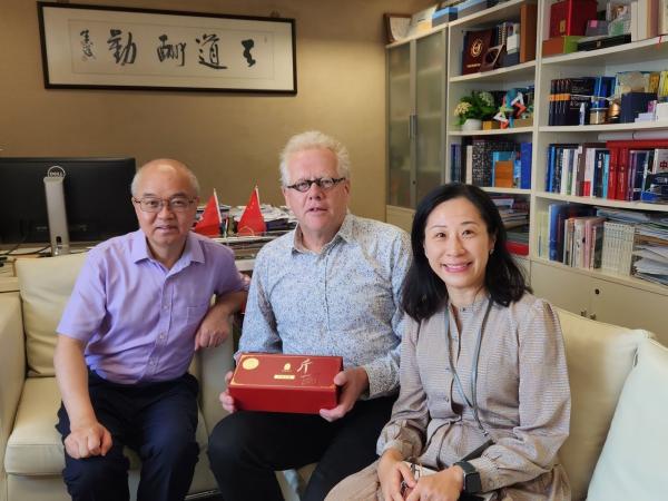 HKUST Vice President Prof. WANG Yang (left) meets with Delft University of Technology Prof. Ir. Daan VAN EIJK (center).